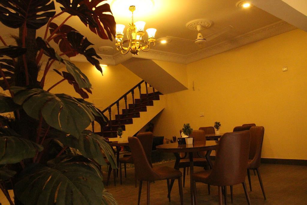 Luxury Inn Karaczi Zewnętrze zdjęcie